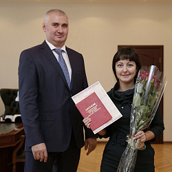 Ректор  университета вручил дипломы о профессиональной переподготовке