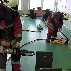 Студенты-спасатели Университета провели показательные выступления для школьников