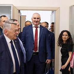 Ректорат РТУ МИРЭА поздравил сотрудников всех структурных подразделений с Новым годом