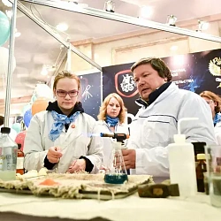 Министр образования и науки Российской Федерации Ольга Юрьевна Васильева посетила стенд Московского технологического университета на Фестивале науки NAUKA0+