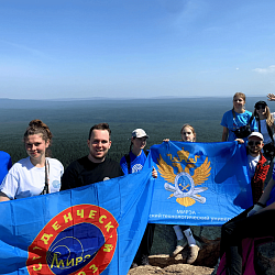 Студенты РТУ МИРЭА установили флаг вуза и Студенческого союза МИРЭА на высоте 1175 метров 