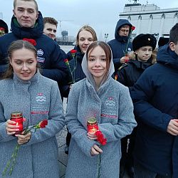 Студенты Колледжа программирования и кибербезопасности возложили цветы к Вечному огню в рамках патриотической акции
