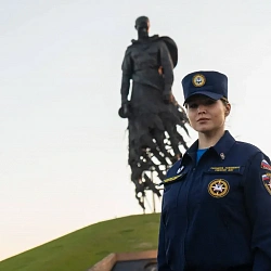 Добровольцы ЦСО ВСКС почтили память советских солдат у подножия Ржевского мемориального комплекса