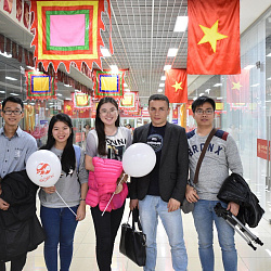 Иностранные студенты университета приняли участие в Фестивале вьетнамской уличной еды