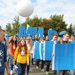 Первокурсники Московского технологического университета приняли участие в Параде российского студенчества на Поклонной горе