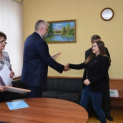 Ректор Университета Станислав Алексеевич Кудж вручил сертификаты о завершении обучения по программе «Современные личностные диагностические системы»
