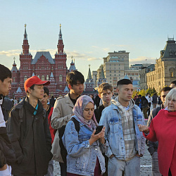 Институт международного образования организовал экскурсию по историческому центру Москвы для иностранных студентов