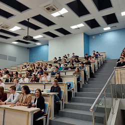 Первокурсники ИТХТ имени М.В. Ломоносова познакомились с возможностями студенческой науки и программой элитной подготовки