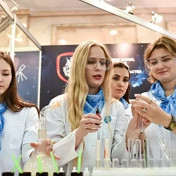 Министр образования и науки Российской Федерации Ольга Юрьевна Васильева посетила стенд Московского технологического университета на Фестивале науки NAUKA0+