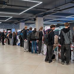 Студенты РТУ МИРЭА погрузились в науку через интерактивную выставку Института технологий управления