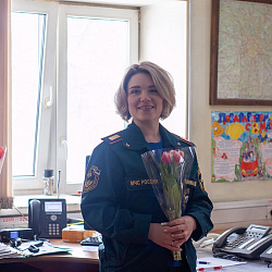 Добровольцы ВСКС поздравили сотрудниц МЧС России с Международным женским днём