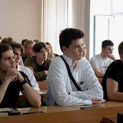 Первокурсники Института кибербезопасности и цифровых технологий познакомились с заведующими кафедрами