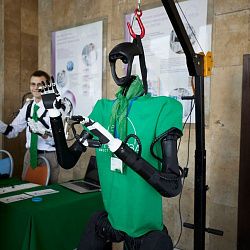 В РТУ МИРЭА состоялось первое в России дефиле человекоподобных роботов в костюмах инженерных специальностей