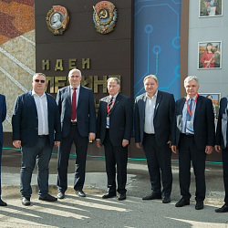 Делегация РТУ МИРЭА посетила завод «Красное знамя»