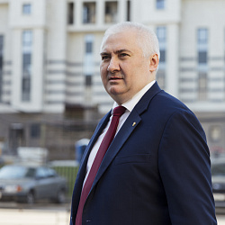 Представители РТУ МИРЭА изготовили 201 маскировочную сеть для отправки в зону СВО