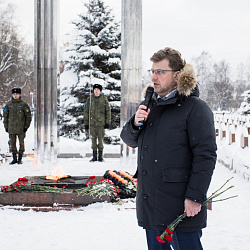 Представители РТУ МИРЭА возложили цветы к Вечному огню в честь Дня Неизвестного Солдата