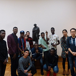 Иностранные студенты и слушатели Института международного образования МИРЭА посетили главный музей национального искусства России - Государственную Третьяковскую галерею