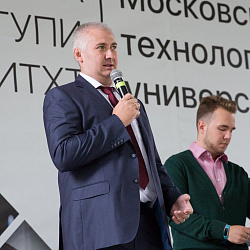 Ректор посадил дерево знаний вместе с первокурсниками 
