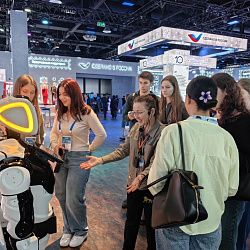 Кураторы-преподаватели ИТХТ имени М.В. Ломоносова посетили выставки «Путешествие по России» и «Регион 2030. Платформа будущего» со своими студентами