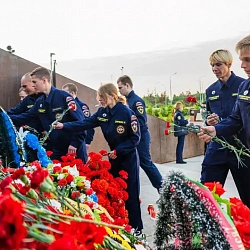 Добровольцы ЦСО ВСКС почтили память советских солдат у подножия Ржевского мемориального комплекса
