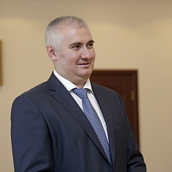 Ректор  университета вручил дипломы о профессиональной переподготовке