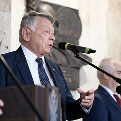 В РТУ МИРЭА состоялось торжественное открытие мемориальной доски в честь основателя и первого ректора вуза Н.Н. Евтихиева