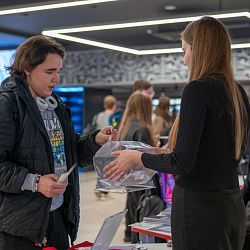 Студенты РТУ МИРЭА погрузились в науку через интерактивную выставку Института технологий управления