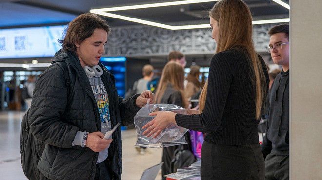 Студенты РТУ МИРЭА погрузились в науку через интерактивную выставку Института технологий управления