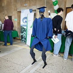 В РТУ МИРЭА состоялось первое в России дефиле человекоподобных роботов в костюмах инженерных специальностей