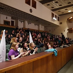 Команды «В активном поиске» и «Алабама» приняли участие в межвузовском КВН
