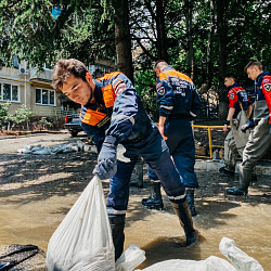 Добровольцы ВСКС помогли жителям Крыма справиться с последствиями подтопления