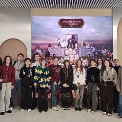 Кураторы-преподаватели ИТХТ имени М.В. Ломоносова посетили выставки «Путешествие по России» и «Регион 2030. Платформа будущего» со своими студентами