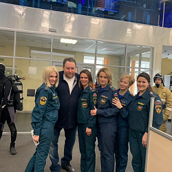Добровольцы ВСКС поздравили с 8 Марта сотрудниц силовых ведомств