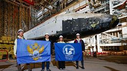 Делегация РТУ МИРЭА получила на Байконуре флаг с орбиты МКС