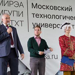 Ректор посадил дерево знаний вместе с первокурсниками 