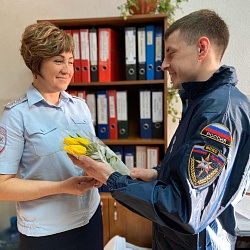 Добровольцы ВСКС поздравили с 8 Марта сотрудниц силовых ведомств