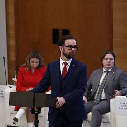 Преподаватель Института информационных технологий одержал победу в дебатах на заседании Молодёжного парламента 