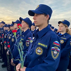 Добровольцы ЦСО ВСКС почтили память советских солдат у подножия Ржевского мемориального комплекса