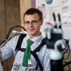 В РТУ МИРЭА состоялось первое в России дефиле человекоподобных роботов в костюмах инженерных специальностей