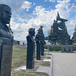 Делегация РТУ МИРЭА побывала в Мариуполе в День ВДВ