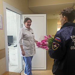 Добровольцы Всероссийского студенческого корпуса спасателей поздравили женщин по всей стране с Международным женским днем