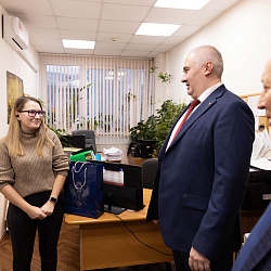 Ректорат РТУ МИРЭА поздравил сотрудников всех структурных подразделений с Новым годом
