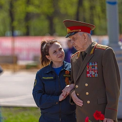  Студенты-спасатели молодежного крыла РОССОЮЗСПАСа МИРЭА сопровождали почётных гостей – ветеранов на финальном турнире по футболу на Кубок Совета Федерации «Салют, Победа!»