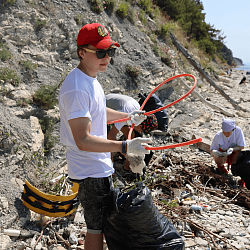 Волонтёры РТУ МИРЭА собрали 1,3 тонны пластика на побережье Чёрного моря