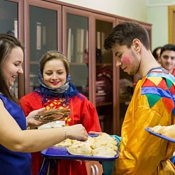 10 и 11 марта студенты, преподаватели и сотрудники Университета широко отметили Масленицу