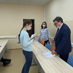 Студенты Физико-технологического института прошли краткосрочные углублённые курсы и получили сертификаты