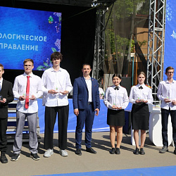 Представитель РТУ МИРЭА вручил награды победителям «Ученик года 2025»