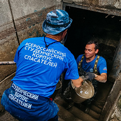 Студенты-спасатели ВСКС помогают пострадавшим в Крыму