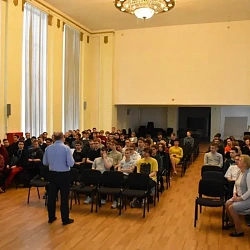 В Колледже программирования и кибербезопасности среди студентов 3-х курсов прошло собрание, посвящённое предстоящим военным сборам