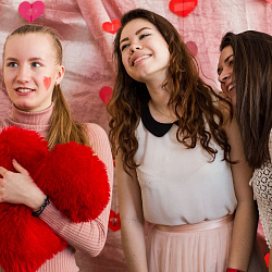 Студенты университета отпраздновали День всех влюблённых